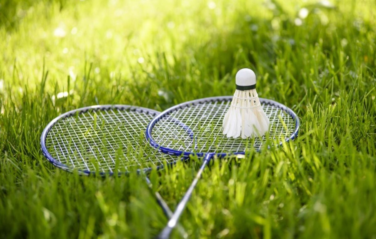 2020Sport_Shuttlecock_and_badminton_rackets_on_green_grass_145325_33.jpg